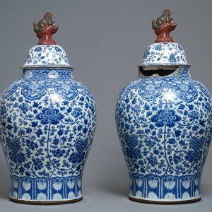 Een paar Chinese blauw-witte vazen met aardewerken deksels, Kangxi — foto 3