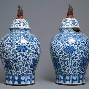 Een paar Chinese blauw-witte vazen met aardewerken deksels, Kangxi — foto 4