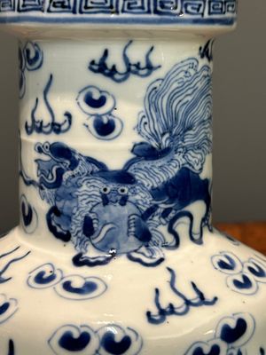 Een paar Chinese blauw-witte vazen met boeddhistische leeuwen, Kangxi merk, 19e eeuw — foto 14