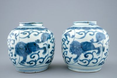 Een paar Chinese blauw-witte vazen met boeddhistische leeuwen, Ming, Wanli, 1573-1619