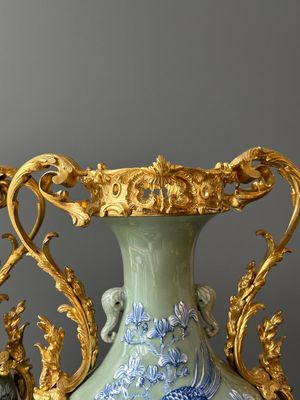 Een paar Chinese blauw-witte vazen met celadon fondkleur en vergulde bronzen monturen, 19e eeuw — foto 2