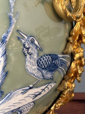 Een paar Chinese blauw-witte vazen met celadon fondkleur en vergulde bronzen monturen, 19e eeuw — foto 6