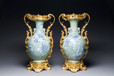 Een paar Chinese blauw-witte vazen met celadon fondkleur en vergulde bronzen monturen, 19e eeuw