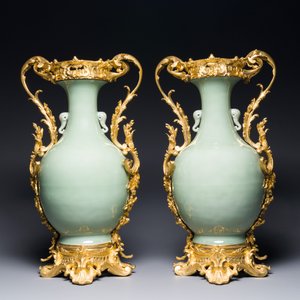 Een paar Chinese blauw-witte vazen met celadon fondkleur en vergulde bronzen monturen, 19e eeuw — foto 3