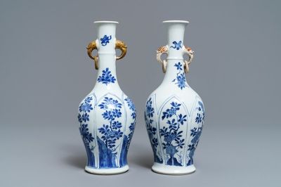 Een paar Chinese blauw-witte vazen met deels vergulde oren, Kangxi
