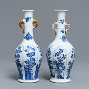 Een paar Chinese blauw-witte vazen met deels vergulde oren, Kangxi — foto 1