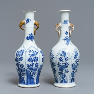 Een paar Chinese blauw-witte vazen met deels vergulde oren, Kangxi — foto 3