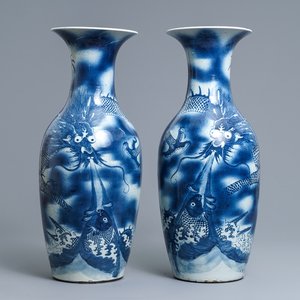 Een paar Chinese blauw-witte vazen met draken en karpers, 19e eeuw — foto 1