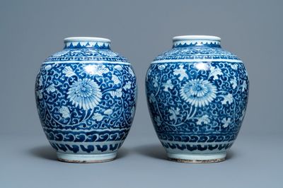 Een paar Chinese blauw-witte vazen met floraal decor, Kangxi