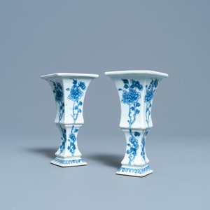 Een paar Chinese blauw-witte vazen met floraal decor, Qianlong — foto 2