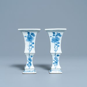 Een paar Chinese blauw-witte vazen met floraal decor, Qianlong — foto 3
