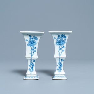 Een paar Chinese blauw-witte vazen met floraal decor, Qianlong — foto 4