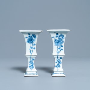 Een paar Chinese blauw-witte vazen met floraal decor, Qianlong — foto 5