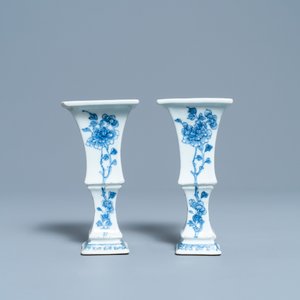Een paar Chinese blauw-witte vazen met floraal decor, Qianlong — foto 6