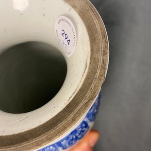 Een paar Chinese blauw-witte vazen met florale decors, Kangxi — foto 12