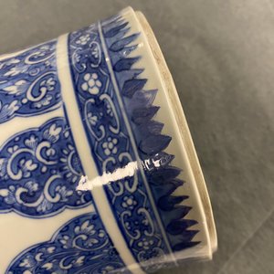 Een paar Chinese blauw-witte vazen met florale decors, Kangxi — foto 13