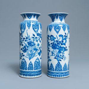 Een paar Chinese blauw-witte vazen met florale decors, Kangxi — foto 2