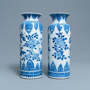 Een paar Chinese blauw-witte vazen met florale decors, Kangxi — foto 3