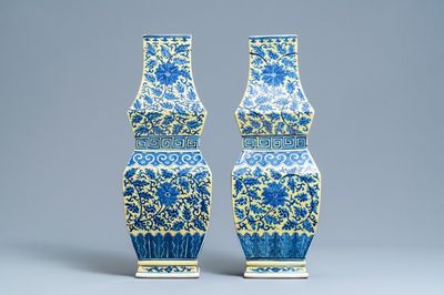 Een paar Chinese blauw-witte vazen met gele fondkleur, 19e eeuw