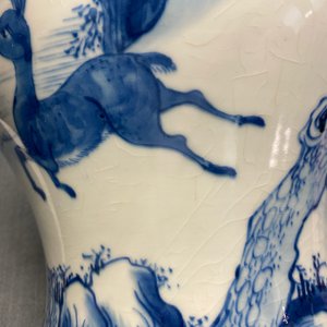 Een paar Chinese blauw-witte vazen met herten en kraanvogels, Kangxi — foto 12