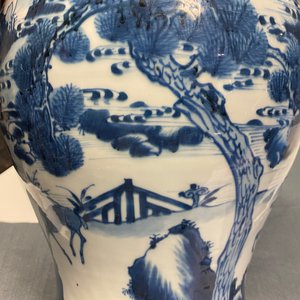 Een paar Chinese blauw-witte vazen met herten en kraanvogels, Kangxi — foto 32