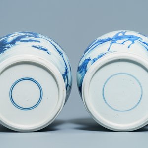 Een paar Chinese blauw-witte vazen met herten en kraanvogels, Kangxi — foto 5