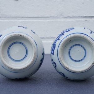 Een paar Chinese blauw-witte vazen met kostbaarheden en bloemen, Kangxi — foto 12