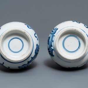 Een paar Chinese blauw-witte vazen met kostbaarheden en bloemen, Kangxi — foto 6