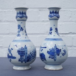 Een paar Chinese blauw-witte vazen met kostbaarheden en bloemen, Kangxi — foto 10