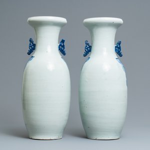 Een paar Chinese blauw-witte vazen met landschappen, 19e eeuw — foto 3