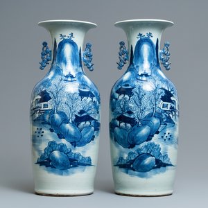 Een paar Chinese blauw-witte vazen met landschappen, 19e eeuw — foto 1