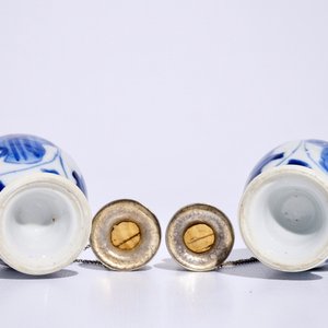 Een paar Chinese blauw-witte vazen met Lange Lijzen, met zilveren montuur, Kangxi — foto 5