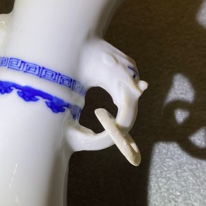 Een paar Chinese blauw-witte vazen met olifantenoren, Kangxi — foto 15