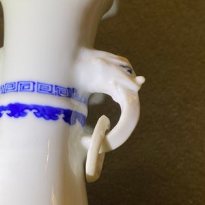Een paar Chinese blauw-witte vazen met olifantenoren, Kangxi — foto 19