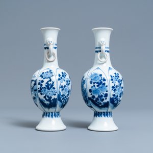 Een paar Chinese blauw-witte vazen met olifantenoren, Kangxi — foto 2