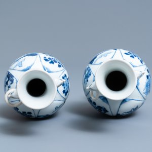 Een paar Chinese blauw-witte vazen met olifantenoren, Kangxi — foto 5
