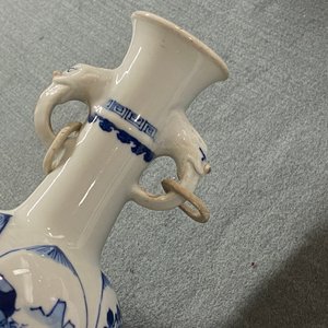 Een paar Chinese blauw-witte vazen met olifantenoren, Kangxi — foto 7