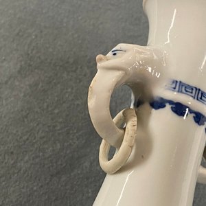 Een paar Chinese blauw-witte vazen met olifantenoren, Kangxi — foto 8