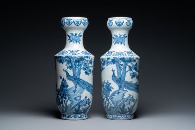 Een paar Chinese blauw-witte vazen met pauwen, Qianlong merk, 20e eeuw