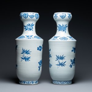 Een paar Chinese blauw-witte vazen met pauwen, Qianlong merk, 20e eeuw — foto 3