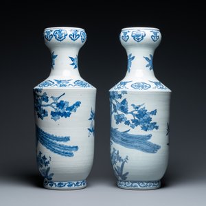 Een paar Chinese blauw-witte vazen met pauwen, Qianlong merk, 20e eeuw — foto 4
