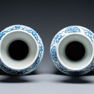 Een paar Chinese blauw-witte vazen met pauwen, Qianlong merk, 20e eeuw — foto 5