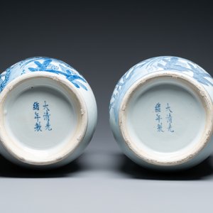 Een paar Chinese blauw-witte vazen met pauwen, Qianlong merk, 20e eeuw — foto 6
