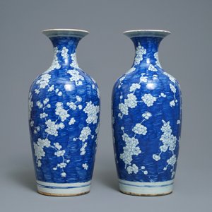 Een paar Chinese blauw-witte vazen met 'prunus op gebroken ijs', 19e eeuw — foto 4