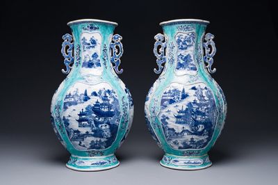 Een paar Chinese blauw-witte vazen met turquoise fondkleur en beeltenis van de Whampoa Pagode en de Parelrivier, Qianlong