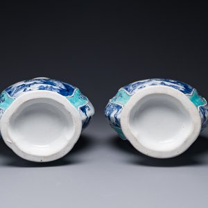 Een paar Chinese blauw-witte vazen met turquoise fondkleur en beeltenis van de Whampoa Pagode en de Parelrivier, Qianlong — foto 6