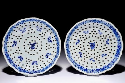 Een paar Chinese blauw-witte vergieten naar Delftse voorbeelden, Qianlong