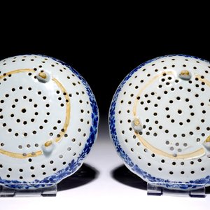 Een paar Chinese blauw-witte vergieten naar Delftse voorbeelden, Qianlong — foto 2