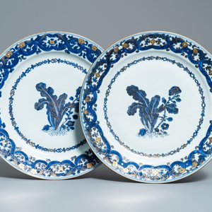 Een paar Chinese blauw-witte vergulde schotels, Qianlong — foto 1