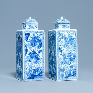 Een paar Chinese blauw-witte vierkante dekselvazen, Kangxi — foto 1